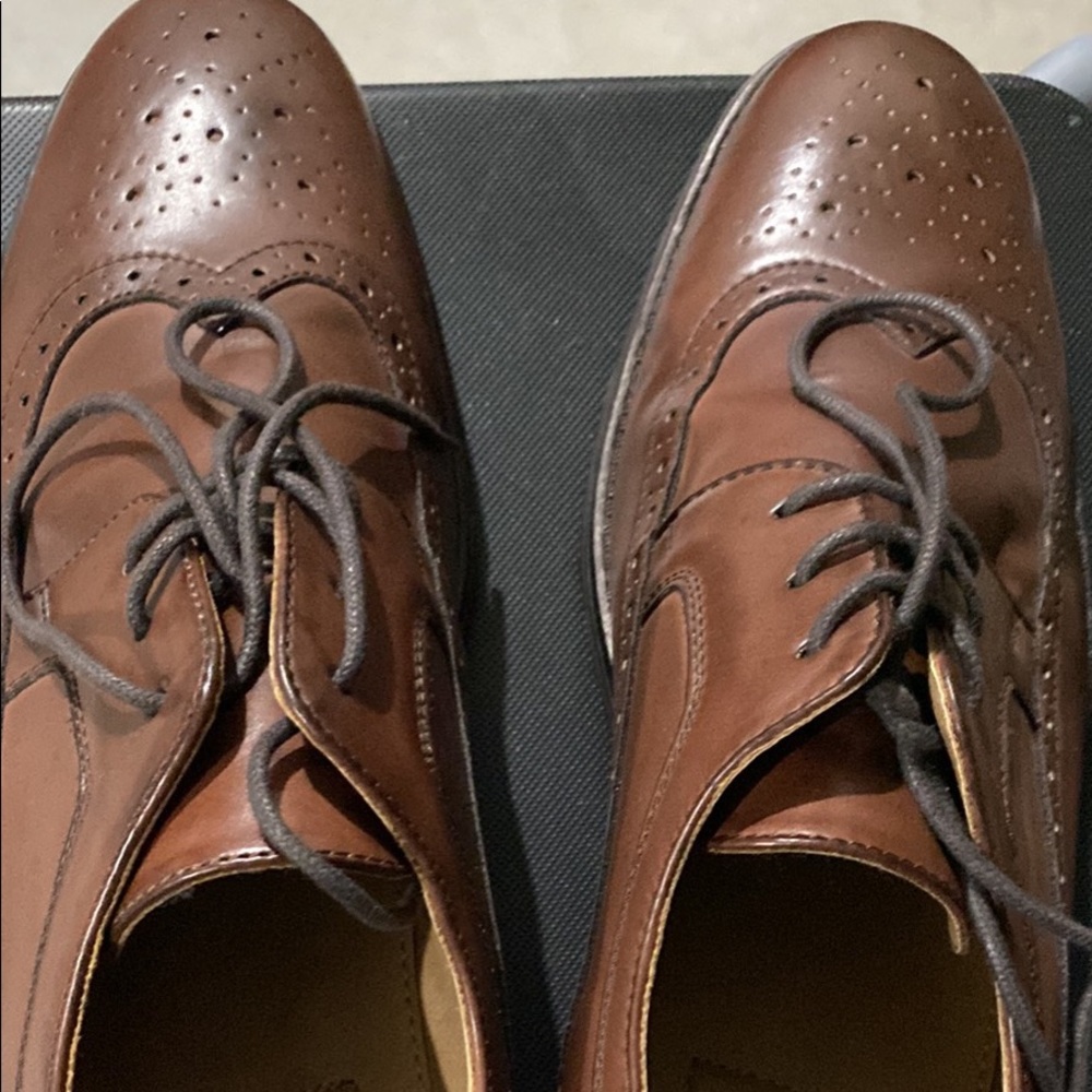 Brown mens apt9 dress shoes.